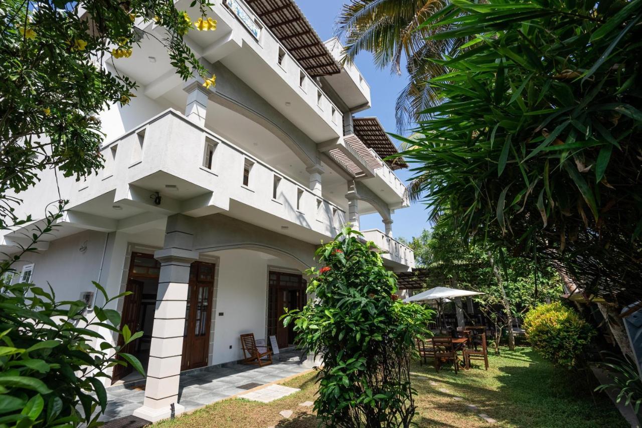 Plantation Surf Inn & Restaurant - Midigama East Dış mekan fotoğraf