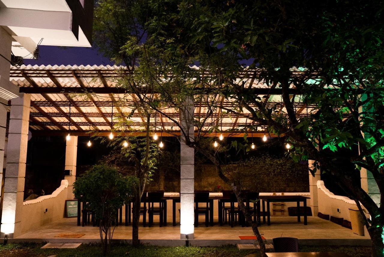 Plantation Surf Inn & Restaurant - Midigama East Dış mekan fotoğraf