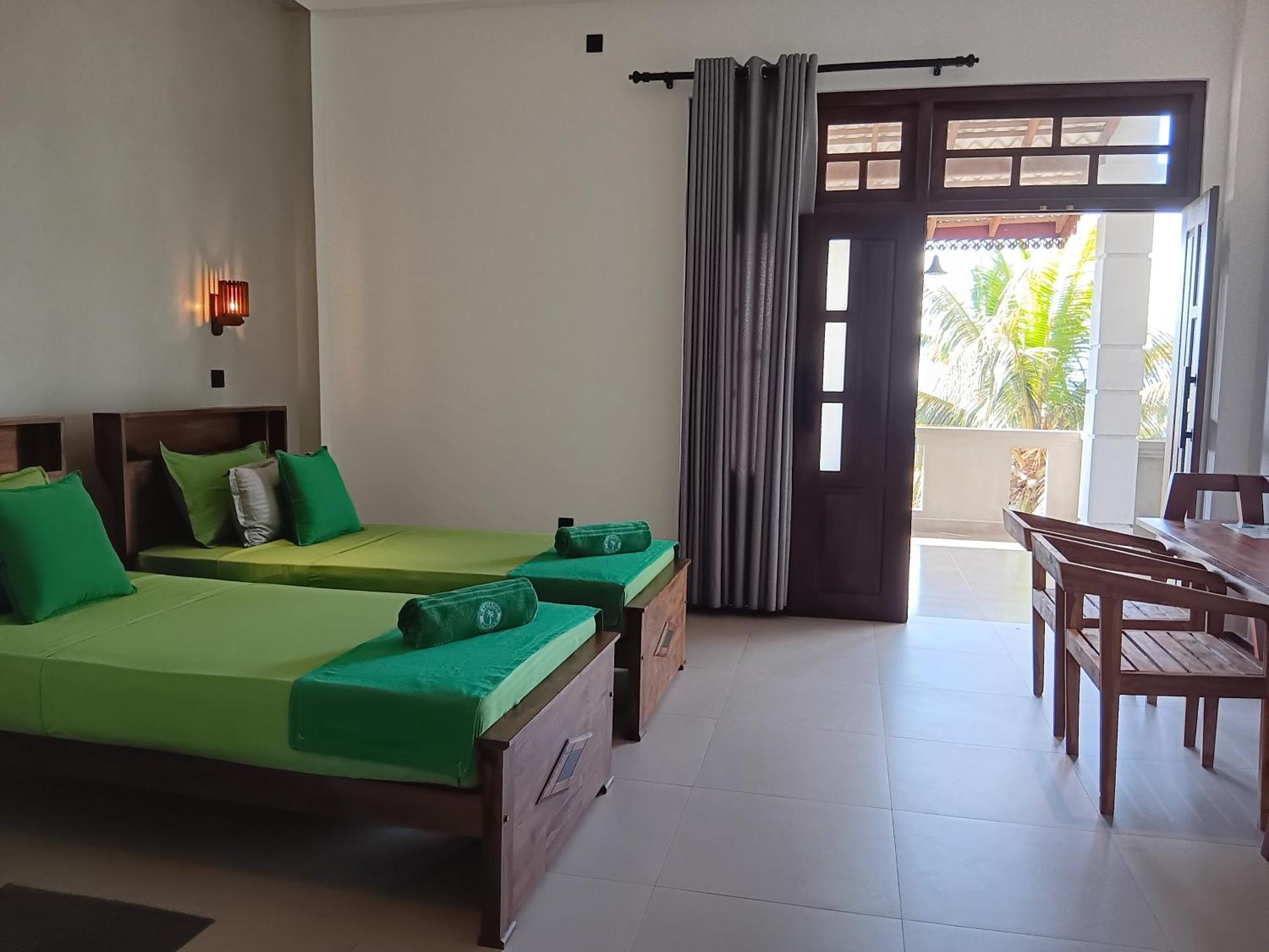 Plantation Surf Inn & Restaurant - Midigama East Dış mekan fotoğraf