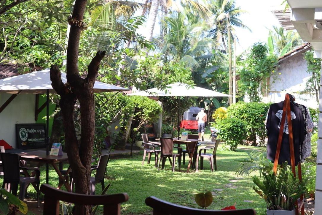 Plantation Surf Inn & Restaurant - Midigama East Dış mekan fotoğraf