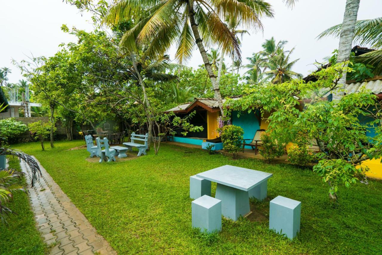 Plantation Surf Inn & Restaurant - Midigama East Dış mekan fotoğraf